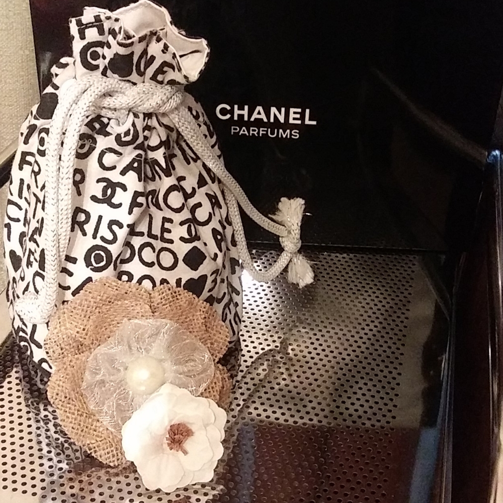 CHANEL VINTAGE BUCKET STLYE SMALL COSMETIC CASE